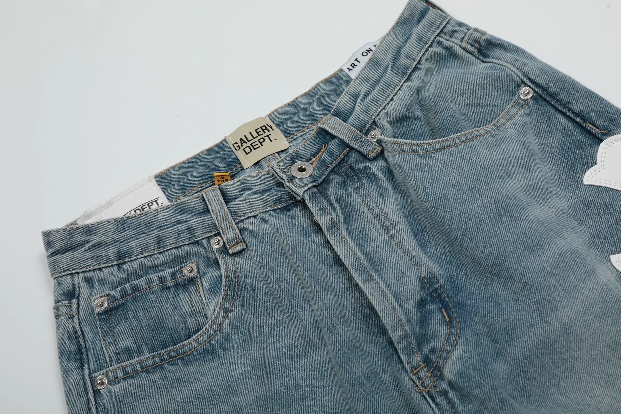 #8146 P290💰 Independent GALLERY DEPT. Vintage multi-leather spliced cross loose washed flared jeans - truly restore the ultimate texture of Vintage - original hardware accessories washed and other elevators, QR code analysis are all purchased from the original factory, high degree of restoration, you are welcome to compare with a certain product~ - Three-dimensional version Loose and comfortable, not picky about the body shape, taller and slimmer, factory Seiko, original factory quality control, same style for men and women, can be matched with couples, versatile recommendation, must-have jeans for all seasons -Size: 28 30 32 34 36